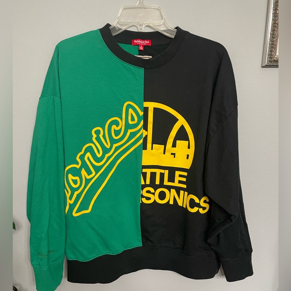 Mitchell & Ness Seattle
Supersonics Colorblock
Crewneck Sweatshirt women’s Large